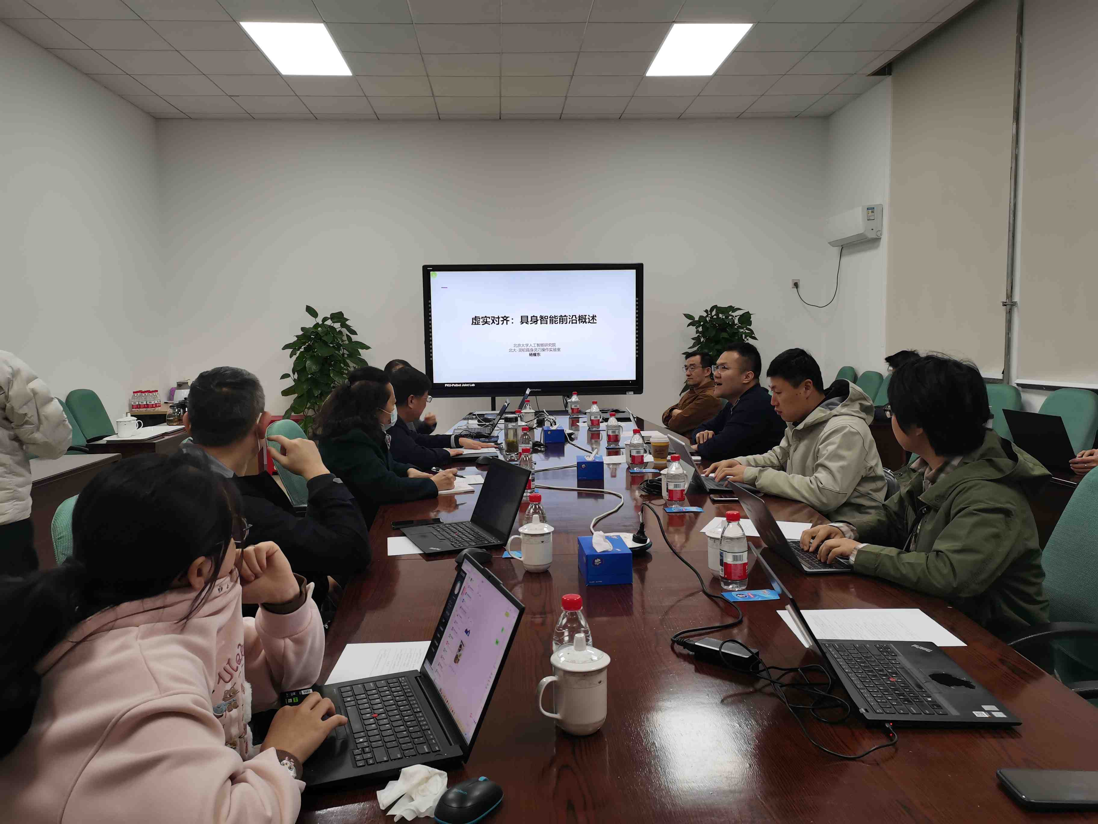图1 北大人工智能研究院博雅学者杨耀东研究员主讲“虚实对齐：具身智能前沿概述”.jpg