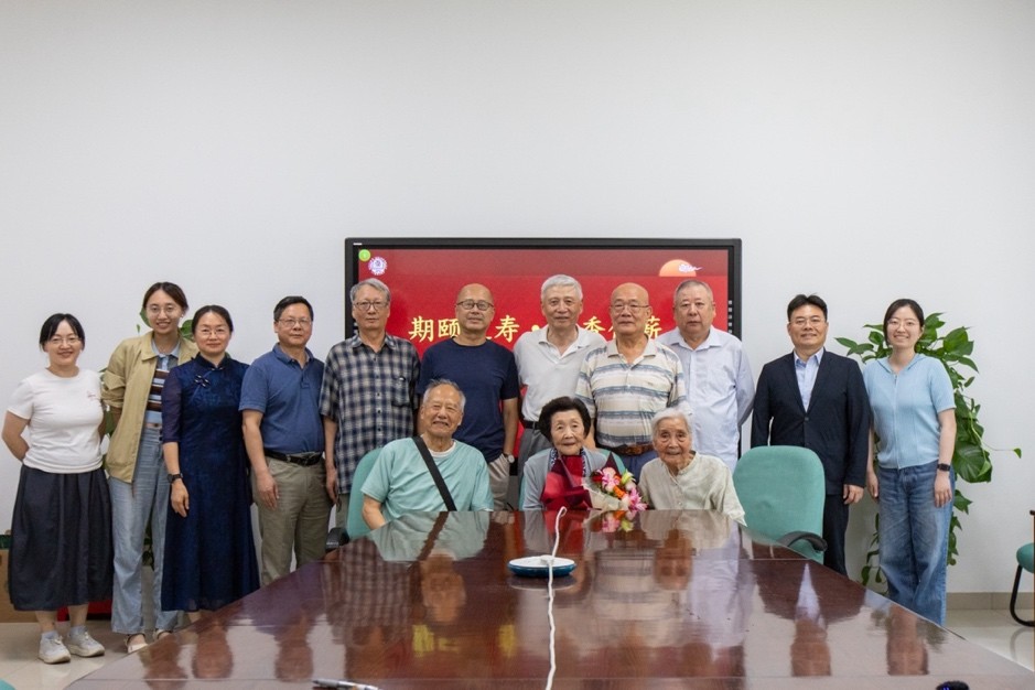 百岁生日座谈会合影.jpg